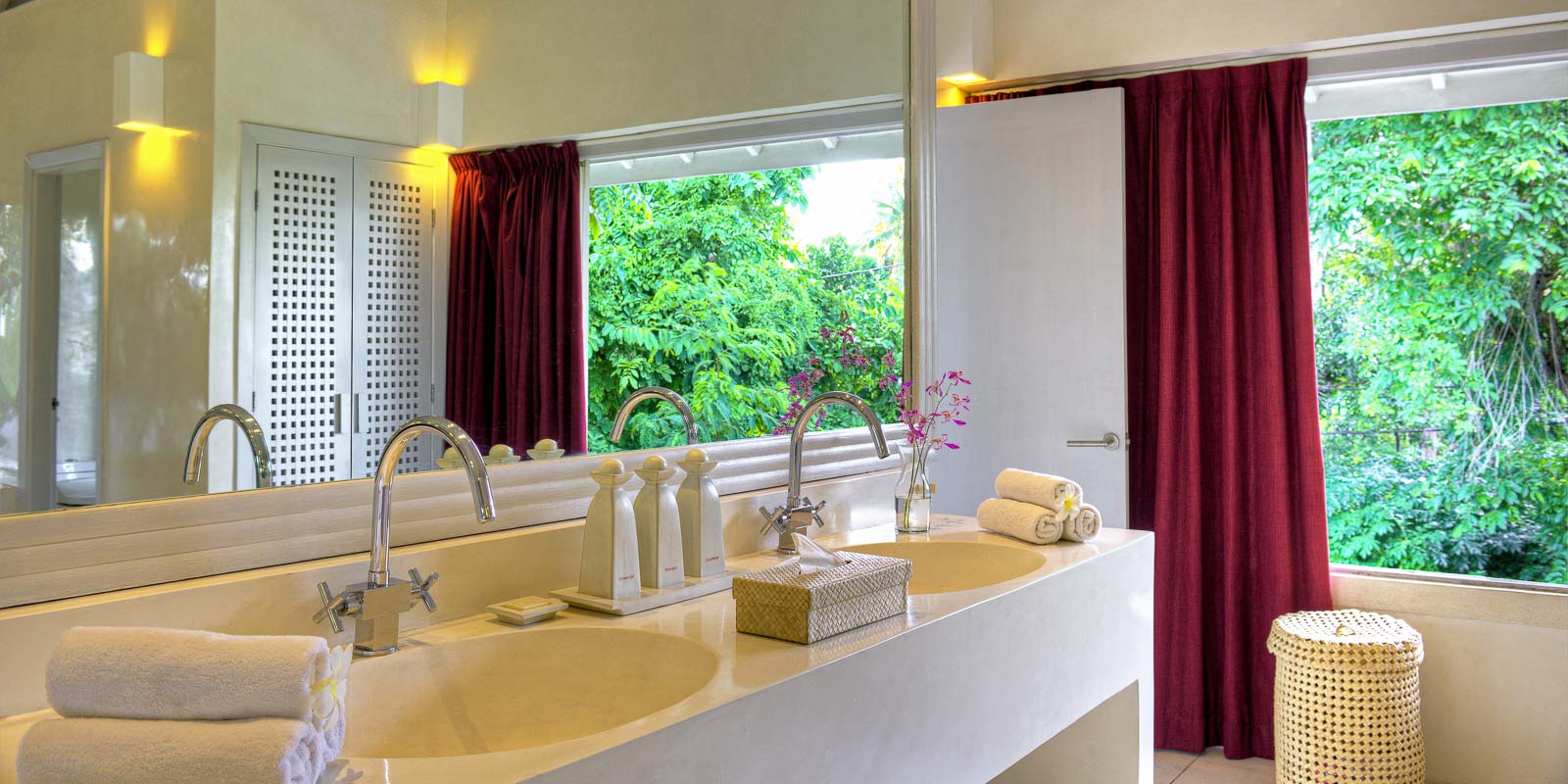 villa-matahari-main-suite-bathroom